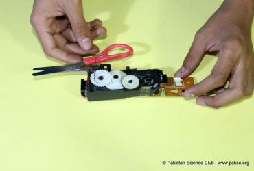 Simple DIY Electric Scissor from CD-ROM
