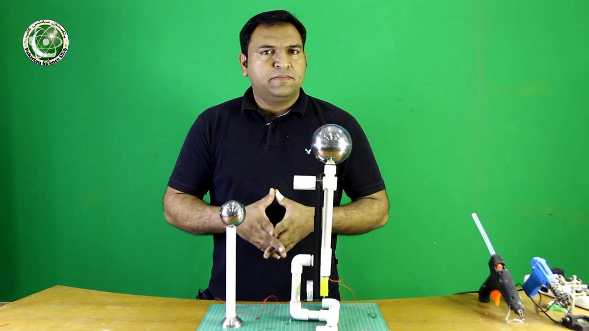 Abdul Rauf making van de graaff generatore