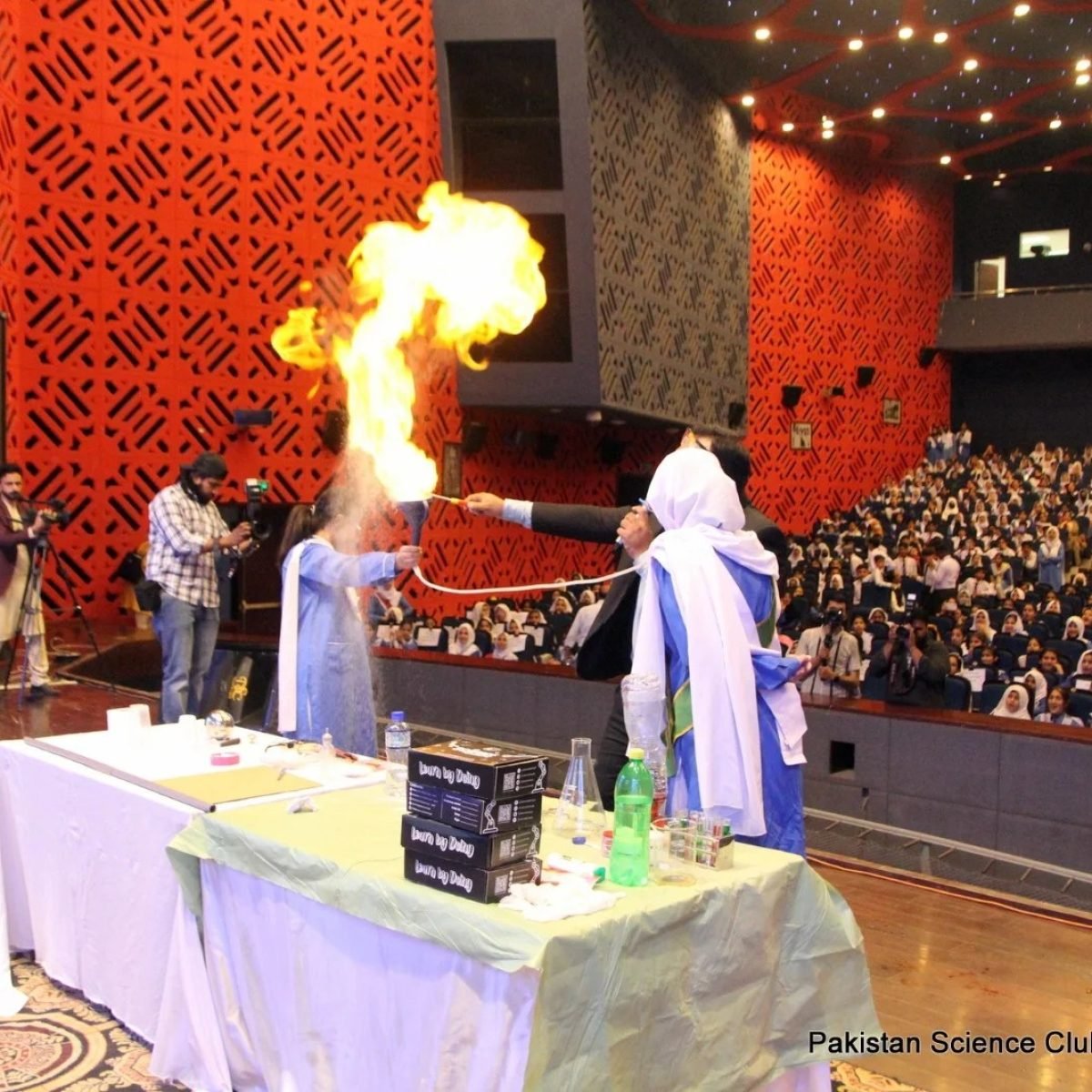 Fun sciences show at STEAM Mela