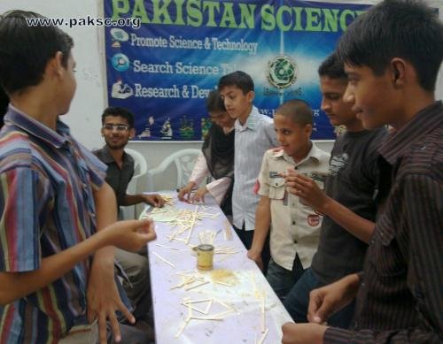 campers engades in project making. science camp 2011 (21)